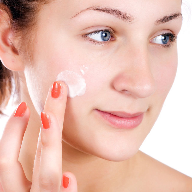 Sürdükten yaklaşık 10-15 dakika sonra cilt gözeneklerinizi inceleyin. Farkı göreceksiniz. Maske cildinizde 30 dakika kaldıktan sonra ılık suyla durulayın. Sonrasında su bazlı uygun bir nemlendirici ile nemlendirin.