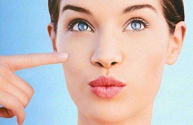 Yaş maya, bir miktar süt,karıştırmak için kase.