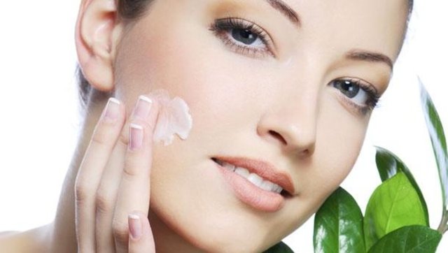 Eğer karma bir cildiniz varsa 1 yumurta akıyla 2 çay kaşığı limon suyunu iyice karıştırarak yüzünüze sürün. 4-5 dakika beklettikten sonra ılık su kullanarak çıkarabilirsiniz.