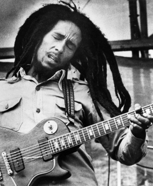 Marley kahve ve 'rahatlatan içecek' olarak bilinen Marley's Mellow Mood markası. Bir de birkaç sene önce piyasaya çıkan, çevre dostu ürünler üreten The House of Marley adındaki kulaklık markası…