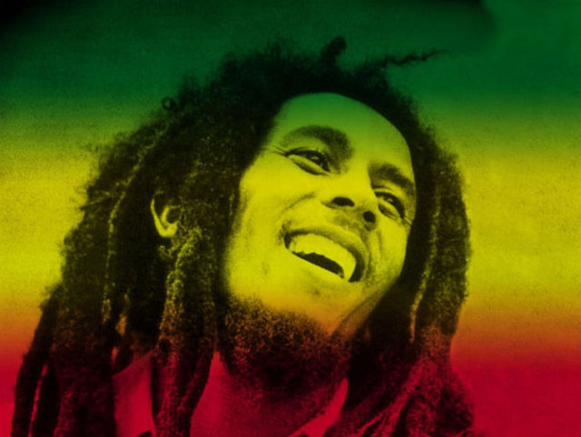4- BOB MARLEY - 21 milyon dolar -  - Reggae efsanesi Bob Marley'in isminin geçtiği ürünlerden ciddi bir kazanç elde ediliyor. Ünlü müzisyenin en büyük kızı Cedella Marley tarafından kurulan Marley Apparel adlı giyim markası.