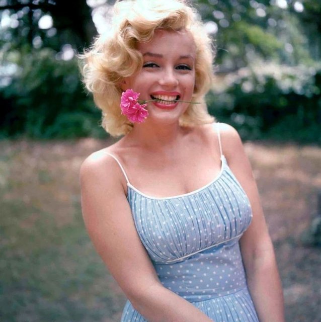 6- MARILYN MONROE - 17 milyon dolar -  - Ağustos 1962'de henüz 36 yaşındayken hayata veda eden beyazperdenin efsane sarışını Marilyn Monroe, adıyla fotoğraflarıyla para kazandırmaya devam ediyor.  -