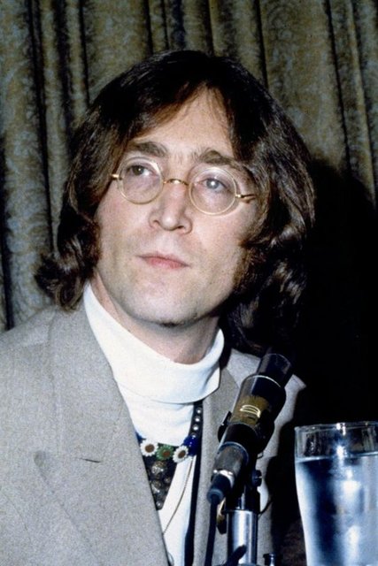 7- JOHN LENNON - 12 milyon dolar - Dünya tarihinin gelmiş geçmiş en üretken müzisyenlerinden biri olan John Lennon'un New York'taki ölümünün üzerinden 33 yıl geçti.