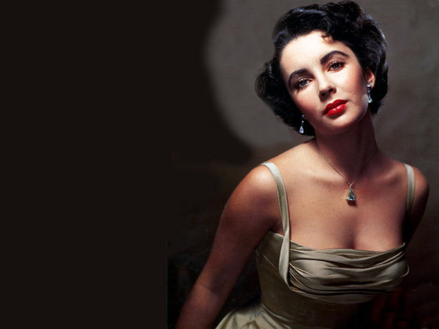 5- ELIZABETH TAYLOR - 20 milyon dolar -  - Hollywood'un efsane isimlerinden Elizabeth Taylor da adıyla para kazandırmaya devam ediyor. Kozmetik sektöründe adına birçok ürün çıkarılıyor.