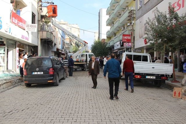 Saldırıda ölen ve yaralanan olmazken, ardından güvenlik güçleriyle teröristler arasında çıkan çatışmada, 22 yaşındaki Hasan Yılmaz kurşunla yaralandı. -