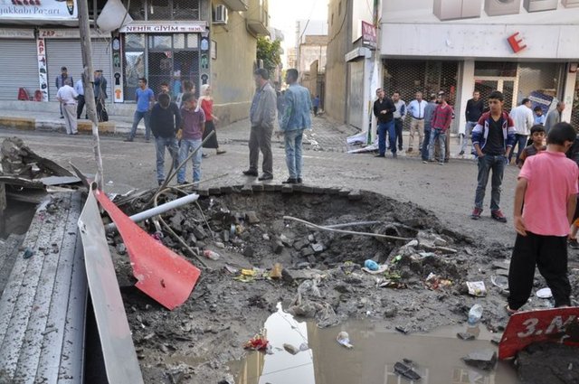Esnaf ve vatandaşlar hasar gören ev ve işyerlerini bugün temizlemeye başladı. Belediye ekipleri de temizlik yapan esnafa destek oldu. -  (DHA) -