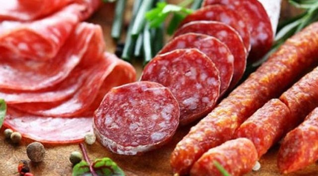 HANGİSİ DAHA TEHLİKELER: SİGARA MI, İŞLENMİŞ ET Mİ? - İşlenmiş etler kanserojenlik noktasında sigara ile aynı grupta yer alsa da, sigaranın kansere yol açma riski daha yüksek.