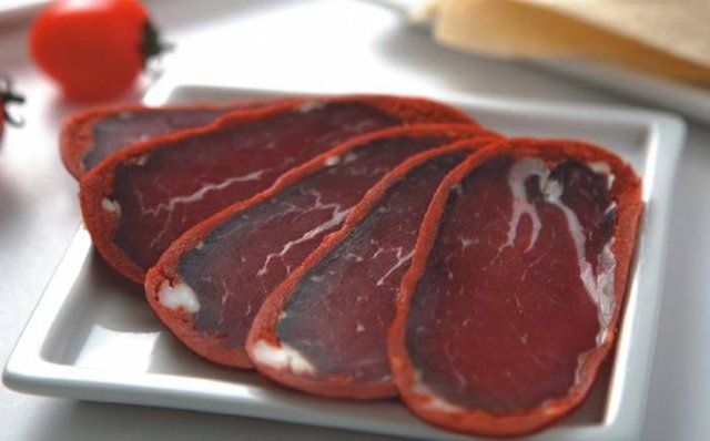 BU SINIRLARI AŞMAYIN - KAHVALTIDA Ne kadar yeniyor? 2 sosis (60 gr) 3 dilim pastırma (75 gr)