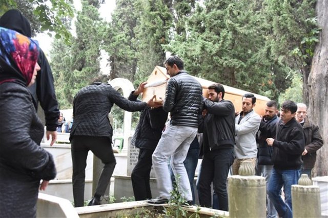 İmirzalıoğlu cenaze toprağa verilirken de mezar başındaydı. (Makaron)