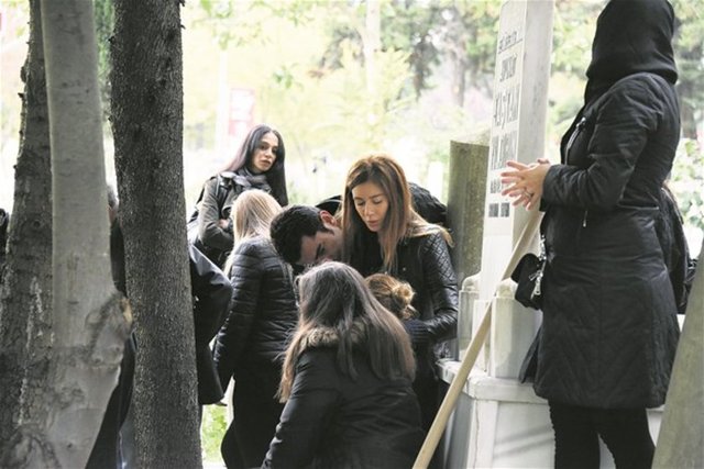 Defin işlemleriyle bizzat ilgilenen, tabuta omuz veren İmirzalıoğlu, hem sevgilisine hem de müstakbel kayınvalidesi Nuray Kobal'a sarılarak teselli etmeye çalıştı. Ünlü aktör kabirden aileyle birlikte ayrıldı.