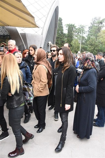 -  Cenazeye Kerem Çatay, Burçin Terzioğlu, İlker Kaleli, Sema Öztürk gibi pek çok ünlü isim katıldı. -