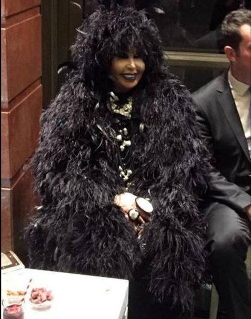 Davette en dikkat çeken isimlerinden birisi de Bülent Ersoy'du. Ünlü şarkıcı giydiği siyah elbiseyle objektiflere böyle yansıdı. Ersoy'un Paris'te özel olarak hazırlattığı kıyafeti sosyal medyada en çok konuşulanlardan biri oldu.