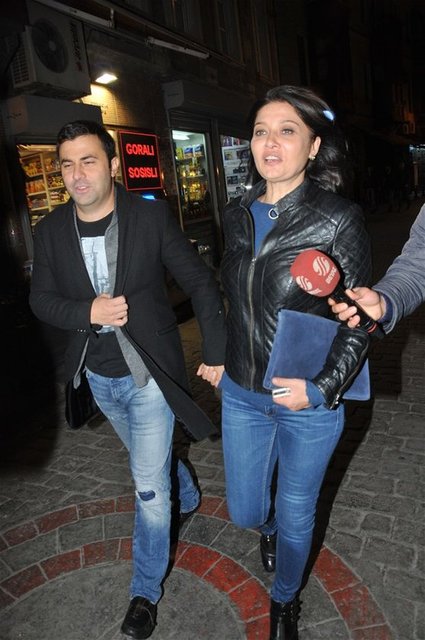Nurgül Yeşilçay geceyi sevgilisi Özgür İnal'la el ele terk etti.