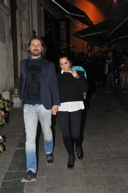 'Keriman' karakteriyle fenomene dönüşen Nursel Köse,  Alman sevgilisi Ulrich Mertin'le el ele yürürken "Evlilik var mı?" sorusuna "Boşanmak için evlenmiyorum arkadaşlar" yanıtıyla hem sevgilisini şaşırttı hem de bazı isimlere taş attı.