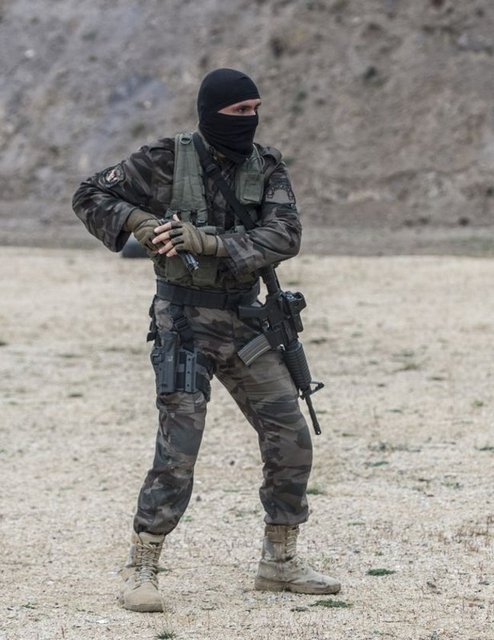 Ailelerini geri planda tutarak "önce vatan" diyen özel harekat polisleri, tehlikeli görevlerde ön plana çıkıyor, Güneydoğu'da ise teröristlere göz açtırmıyor.