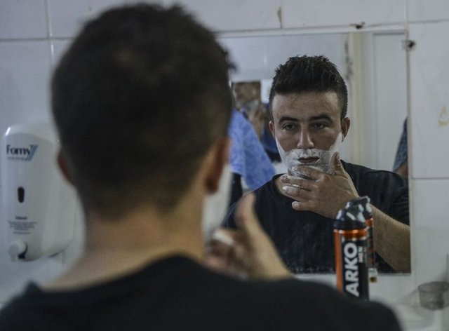 Güne traş olarak başlayan gönüllü kursiyerler, kahvaltı ve sabah sporunun ardından eğitime geçiyor. (AA)