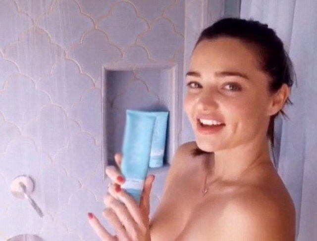 Miranda Kerr'in kısa bir süre önce sahibi olduğu kozmetik markası için reklam filminde rol almıştı.