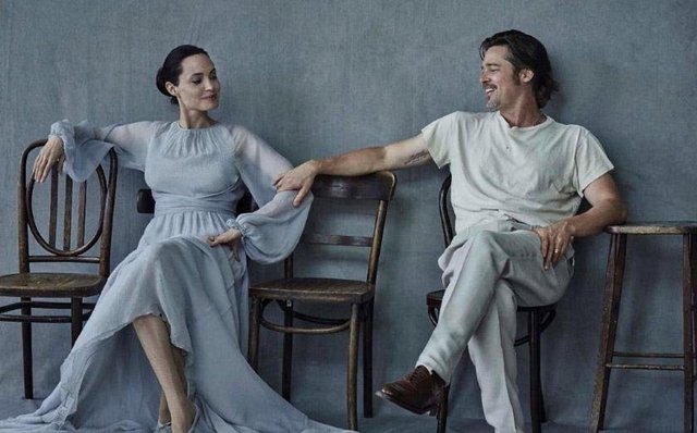 Jolie bu sahnelerde, Brad Pitt'in kendisini havlulara sarıp kamera arkası ekibi tarafından çıplak görünmesini engellediğini de anlatmıştı.   - Bay ve Bayan Smith adlı filmde birlikte rol alan Jolie ve Pitt daha  çekimler bitmeden birbirlerine aşık olmuştu. Çift o günden bu yana  birlikte. Altı çocuklarıyla birlikte mutlu bir yaşam sürdürüyor.  Brangelina çifti geçen yıl resmi olarak evlendi.