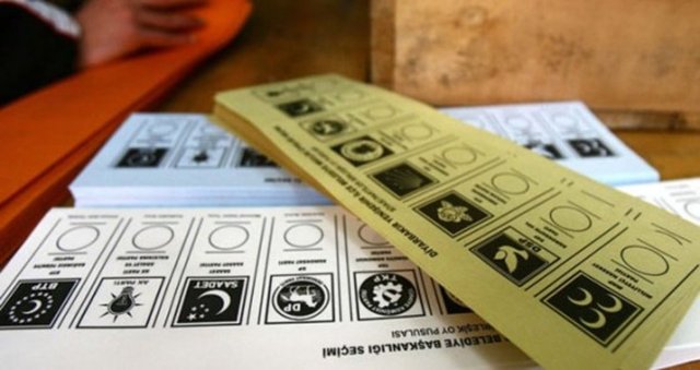 Mührün iki siyasi partinin çizgileri arasına denk gelmesi halinde oyunuz geçersiz sayılabilir.