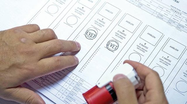 Tercih mührünüzü oy vereceğiniz partinin ya da adayın adının altındaki daireye basın.