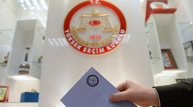 Pusula ve zarfın Yüksek Seçim Kurulu filigranlı olup olmadığını kontrol ettikten sonra oy kullanacağınız kabine girin.