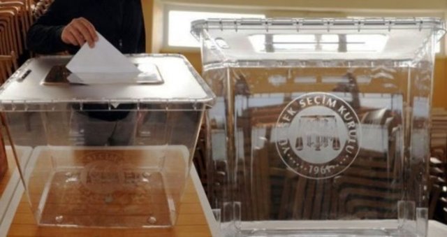 Pusulayı zarfa yerleştirip sandığa atın.