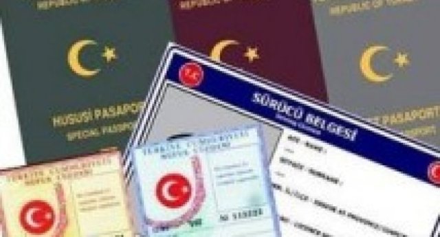 Nufüs cuzdanı, soğuk damgalı kimlik kartı, pasaport, evlenme cüzdanı, sürücü belgesi, avukat kimliğiyle de oy kullanılabilir.