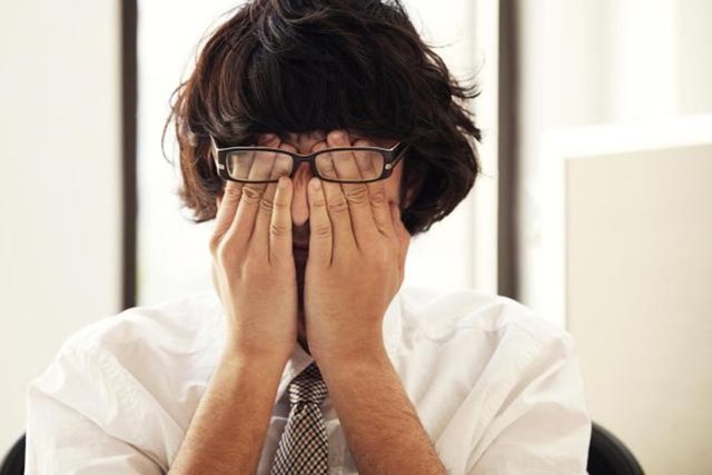 Lasik astigmatı olan bireylerde numara giderek artıyorsa ve görme gözlük taktığı halde yüzde 100 değilse ve göz çok alerjik yapıdaysa bu hastalık akla gelmesi gerekiyor" dedi.