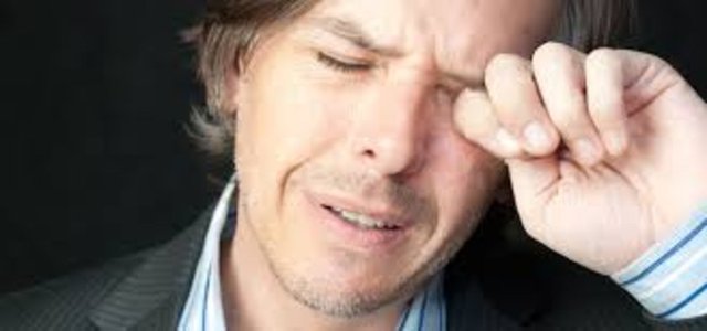 İlerlediğinde gözlük numarası giderek büyüyor, görme seviyesi azalıyor ve artık hastalar gözlüklerden ya da lenslerden yarar görmeyecek hale geliyorlar. Görme çok azalabiliyor.