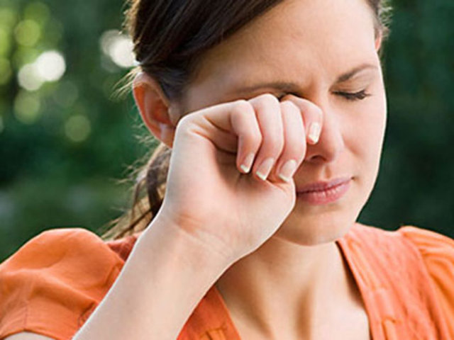 Op. Dr. Bilgehan Sezgin Asena, gözleri çok kaşınan kişilerin görme bozukluğuna neden olan keratokonus hastalığı açısından risk grubunda yer aldığını söyledi.