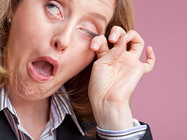 Hastalıktan şüphelenmek için bulguların olması gerekiyor. Bu durumda topografi filmi çekerek teşhis konabiliyor. Hastalık 40'lı yaşlara kadar ilerleyebiliyor.