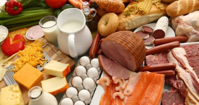 Sinir sistemiyle ilgili olarak omurilik arka ve yan kısımlarında sinir hasarı ve buna bağlı özellikle bacaklarda "simetrik nöropati" denen hastalık gelişiyor. Uyuşma ve ataksilerle (bacaklarda istemsiz atma) başlayan bu durum denge kaybıyla devam ediyor.