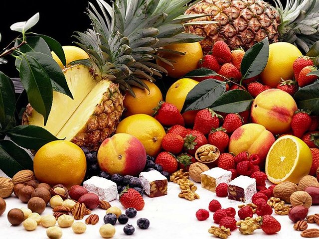 Serumda E vitamini azlığı kan seviyesi 0.5 mg/d'den az olunca oluşuyor ve genellikle yağ emiliminin bozulduğu; siroz, safra tıkanması, kistik fibrozis, pankreas yetmezliği, Chrohn hastalıklarında meydana geliyor.