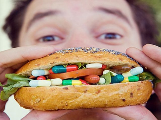 Bu sorunda anemi de (kansızlık) oluşuyor. Bazı kişilerde ishal, iştah ve kilo kaybı meydana geliyor. Dilde ağrı, baş ağrısı, çarpıntı, unutkanlık ve davranış bozukluğu da sık karşılaşılan sorunlar arasında bulunuyor.