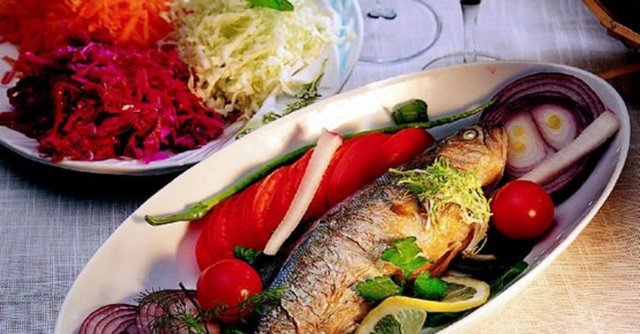B12 VİTAMİNİ: B12 vitamininin eksikliği kan hastalığı (kansızlık-anemi) yaptığı gibi sinir hücrelerinin görevlerini yapamamasına da neden oluyor. B12 eksikliğinde kırmızı hücrelerde büyüme (makrositoz) ile karakterize anemi (kansızlık) görülüyor.