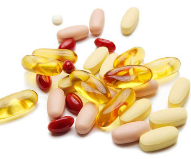 D VİTAMİNİ: D vitamini yetmezliği günümüzde çocuk ve erişkinlerde oldukça yaygın görülüyor. Bu sorunda besinlerle alınan kalsiyumun ancak yüzde 30'u bağırsaklardan emiliyor ve kan kalsiyum seviyesi düşüyor.