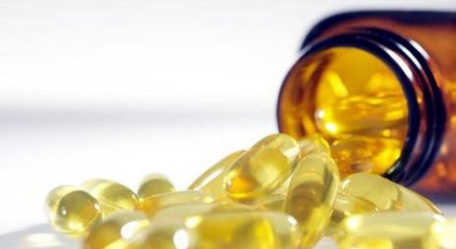 BİOTİN VİTAMİNİ (Vitamin B7 veya Vitamin H): Eksikliğinde saçlarda dökülme, seboreik dermatit, alopecia, cilt bozuklukları, depresyon, halsizlik, halüsinasyon (hayal görme), bacaklarda uyuşma  ve karıncalanma görülüyor.