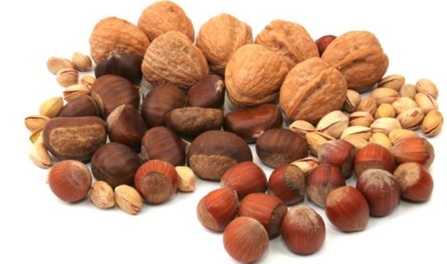 İleri aşamada halsizlik, kaslarda kasılma hali, felç, idrar ve gaita kaçırma meydana gelebiliyor. B12 vitamini eksikliği olan kişilerde osteoporoz da (kemik erimesi) sık görülüyor.
