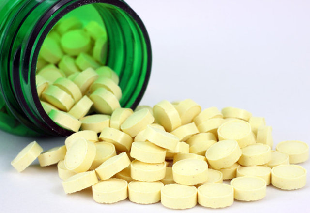Erişkinlerde ise D vitamini eksikliğinde, "osteomalazi" adı verilen kemik hastalığı meydana geliyor. Bu hastalarda kemikteki mineraller kayboluyor ve kemik ağrıları gelişiyor.