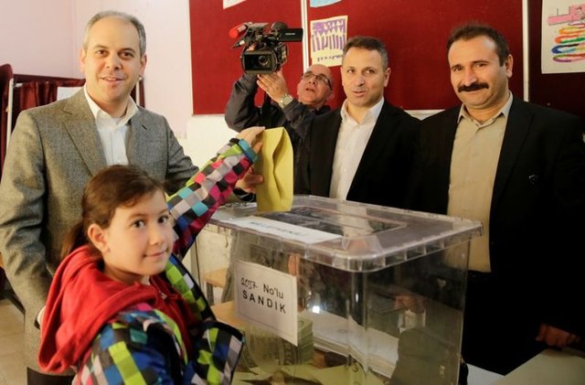 Gençlik ve Spor Bakanı Akif Çağatay Kılıç, İlkadım ilçesi Ataköy Mahallesi'ndeki Ataköy İlkokulu'nda, 2037 numaralı sandıkta oy kullandı. Bakan Kılıç, oy zarfını 8 yaşındaki kızı Ela ile sandığa attı.