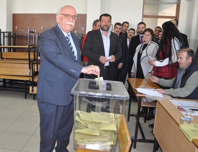 Milli Eğitim Bakanı Nabi Avcı, oyunu Eskişehir'in 75'inci Yıl Mahallesi'ndeki Şehit Fazıl Yıldırım Anadolu Lisesi'nde kullandı.