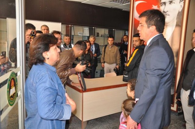 Ekonomi Bakanı Nihat Zeybekçi