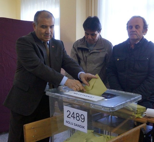 Enerji ve Tabii Kaynaklar Bakanı Ali Rıza Alaboyun, Milletvekili Genel Seçimi için oyunu İMKB Mesleki ve Teknik Eğitim Anadolu Lisesi'nde kullandı.
