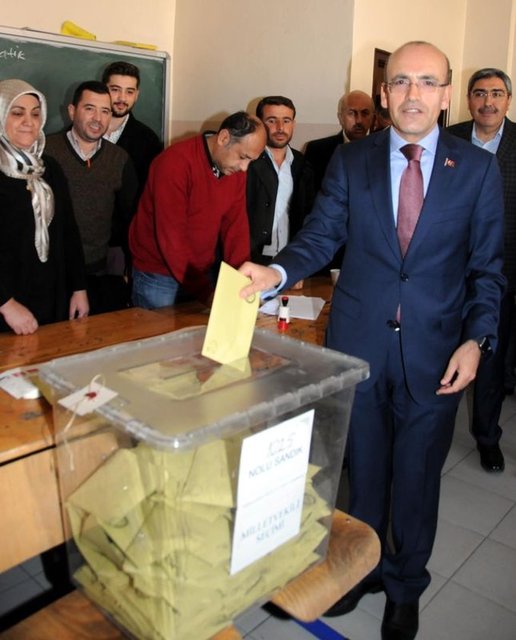 Maliye Bakanı Mehmet Şimşek, oyunu, Gaziantep'in Şehitkamil ilçesi Atatürk Mahallesi'ndeki Mehmet Hayri Akınal Kız Anadolu Lisesi'nde 1025 numaralı sandıkta kullandı.