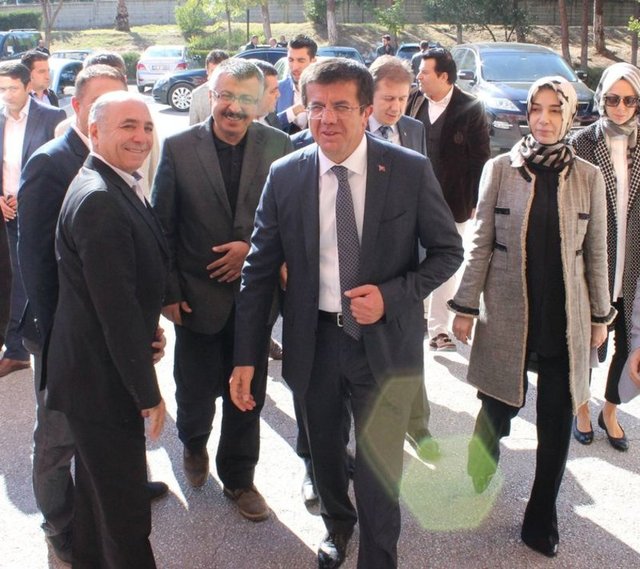 Ekonomi Bakanı Nihat Zeybekçi