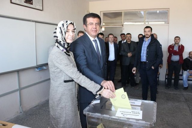 Ekonomi Bakanı Nihat Zeybekçi, sandığa oyunu eşi Ayşen Zeybekçi ile birlikte attı.