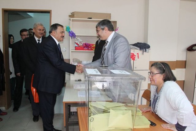 Orman ve Su İşleri Bakanı Veysel Eroğlu, oyunu kullanmak üzere Selçuklu Mahallesindeki Selçuklu İlkokuluna geldi. Görevliler ve vatandaşlarla selamlaşan Eroğlu, daha sonra 1161 numaralı sandıkta oyunu kullandı.