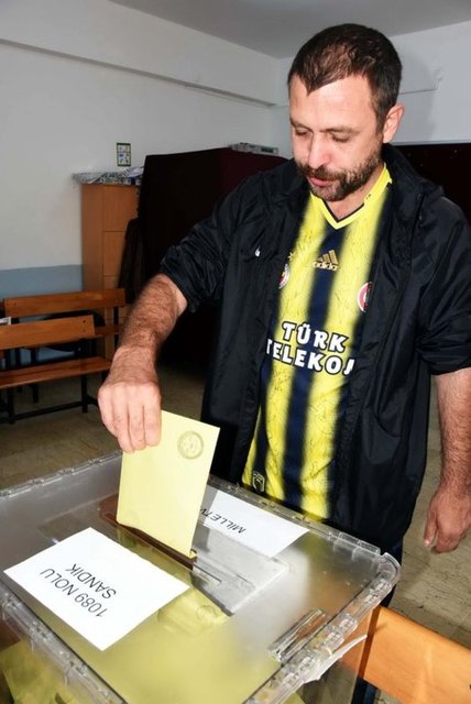 Saat 14.30'da üzerinde Fenerbahçe'nin bu sezon forma giyen oyuncularının imzaladığı formayla okula gelerek, sırada bekleyen Nejat İşler, 1089 nolu sandıkta oyunu kullandı. Çıkışta gazetecilere "Hayırlı olsun" diyen İşler, okuldan ayrıldı.