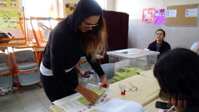 Ne olursa olsun arada bir gün beş gün geçiyor unutuyoruz. Unutuyoruz diye bir şey olduğuna inanmıyorum hiçbir şekilde unutulmuyor, sadece öteleniyor. Ama daha sonra sonucu çok kötü çıkıyor.