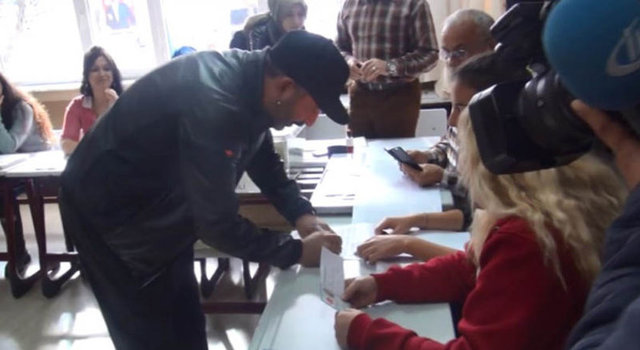 Yılmaz, kabine girerken önünü kesen basın mensubuna "Buyrun, belki bir bildiğiniz vardır" diyerek espri yaptı.